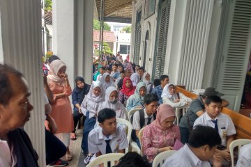 Antrean calon siswa SMKN 1 Jakarta masih mengular hingga Senin siang