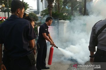 Mahasiswa tolak reklamasi bubarkan diri karena pembakaran ban