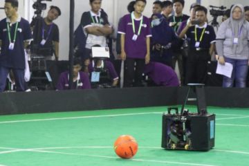 Robot pemetik apel PENS raih penghargaan ajang internasional di Paris