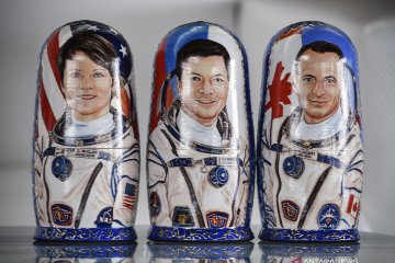 Foto tiga kru Soyuz MS-11 tergambar di Matryoshka