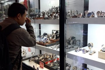 Jelang penutupan, gerai jam tangan perang diskon di Jakarta Fair