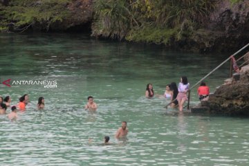 Kemenpar bantu kios cendera mata di objek wisata Danau Weekuri