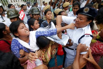 Aksi unjuk rasa ricuh terjadi di India untuk hari keempat