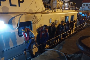 Kapal Patroli KSOP Gresik evakuasi 16 ABK KM Tirta Amarta