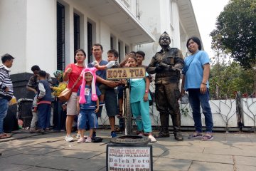 Warga manfaatkan libur sekolah berwisata ke Kota Tua