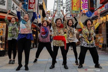 Aksi perempuan lansia menari hip hop sambut pertemuan G20