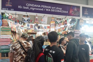 Produk seni tulis diminati pengunjung Pekan Raya Jakarta