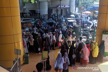 Puluhan peserta aksi berbondong-bondong datang dari Stasiun Gondangdia