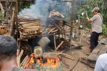 Polres Sorong bongkar rumah produksi miras lokal