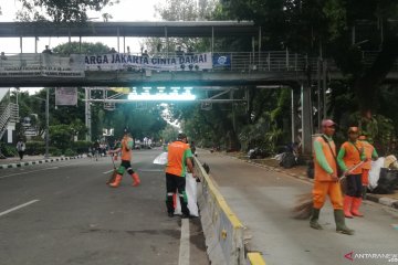 Petugas PPSU dan Sudin LH Jakarta Pusat bersihkan lokasi unjuk rasa