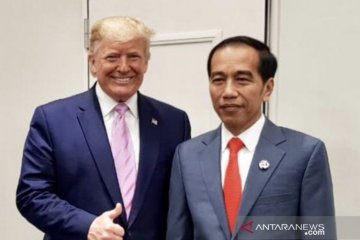 Trump sempat memberikan permen kepada Presiden Jokowi