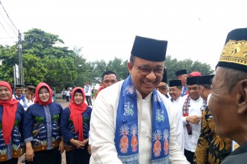 Anies jenguk petugas PPSU Jakut yang ditabrak motor