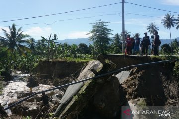 Enam desa di Sigi diterjang banjir, jalan lintas provinsi putus