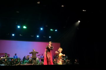 Dewi Gita menyanyikan lagu debutnya di "The Harmony of Betawi"