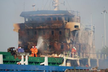 Kapal perang di Kolinlamil Jakarta Utara terbakar