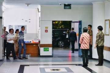 Jokowi besuk Risma di RSUD Soetomo Surabaya