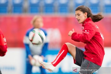 Pesepak bola putri Swiss hilang setelah kecelakaan saat berenang