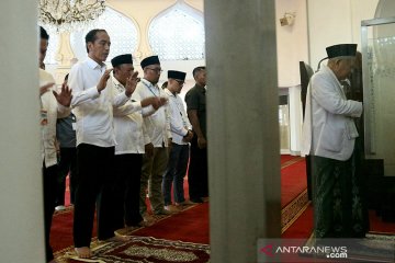 Jokowi dan Ma'ruf shalat Ashar berjamaah sebelum ke KPU