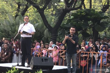 Juru Bahasa Isyarat dampingi Anies lepas parade Jakarnaval 2019