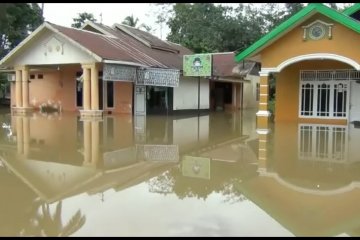 Rumah kebanjiran, warga Lepo-lepo sahur di tenda pengungsian