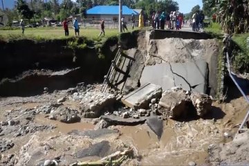 Akibat banjir, jembatan penghubung di Sigi putus