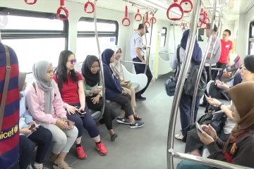 Masyarakat antusias coba kereta LRT