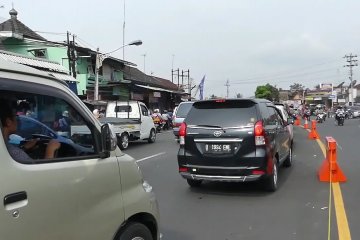 Polisi kanalisasi jalan urai kemacetan arus balik