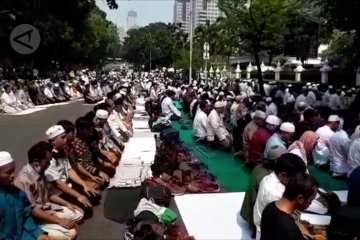 Massa sholat dzuhur di Jalan Merdeka Barat