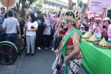 Rayakan ultah Jokowi, warga potong tumpeng di Pasar Gede