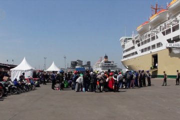 Arus balik sepeda motor mulai berangkat dengan kapal dari Semarang