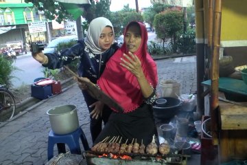 Menikmati kuliner legendaris, sate buntel khas Solo