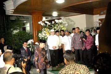 Presiden Joko Widodo melayat ke Puri Cikeas