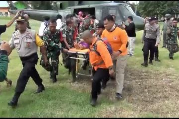 Evakuasi ibu hamil di tengah banjir dengan helikopter