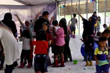 Serunya bermain salju di Jakarta Fair Snow Park