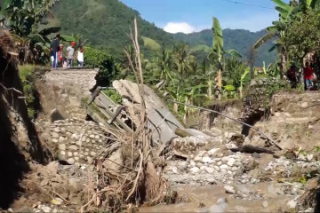 Akibat banjir, jembatan penghubung di Sigi putus