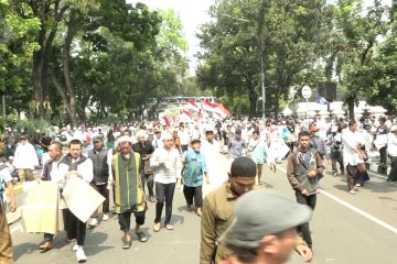 Massa aksi berkumpul di Jalan Medan Merdeka Barat