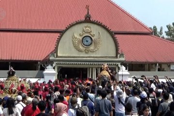 Raja Yogyakarta sedekah 7 gunungan