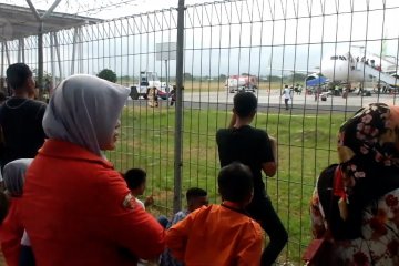 Ratusan TKI dari Malaysia mudik melalui  Bandara  Blimbingsari