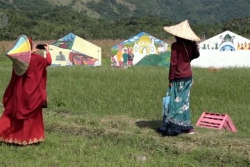 Warna-warni mural di tengah sawah