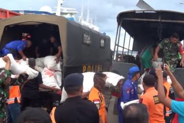 Bahu membahu salurkan bantuan untuk korban banjir di Sultra