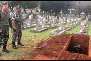 Penggalian liang lahat Ibu Ani di TMP Kalibata