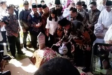 SBY ziarah ke makam ibu Ani