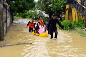 Polisi seberangkan pelajar ujian dengan perahu karet