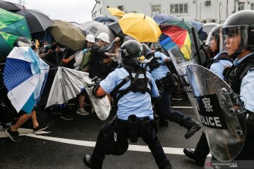 Pengunjuk rasa anti RUU Ekstradisi bentrok dengan polisi di Hong Kong