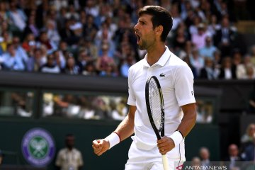 Aksi Novak Djokovic di putaran pertama Kejuaraan Tenis Wimbledon