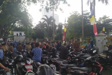 Terlambat hadir, ASN berdiri di luar pagar saat upacara HUT Kota Medan