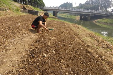 Merawat hidup di Banjir Kanal Timur