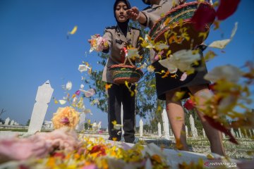 HUT Bhayangkara: Ziarah ke makam pahlawan