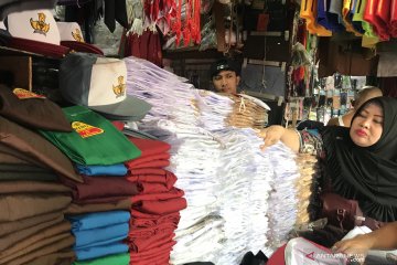 Jelang ajaran baru, toko seragam di Pasar Jatinegara mulai diserbu