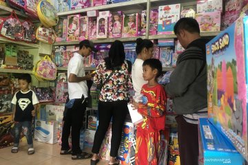 Liburan sekolah, anak-anak belanja mainan di Pasar Gembrong